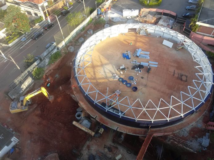Início da montagem do domo geodésico, vista aérea