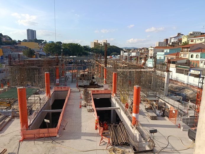 Obra da estação vista do alto, com poços de ventilação