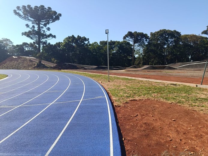 Curva da pista de atletismo azul concluída