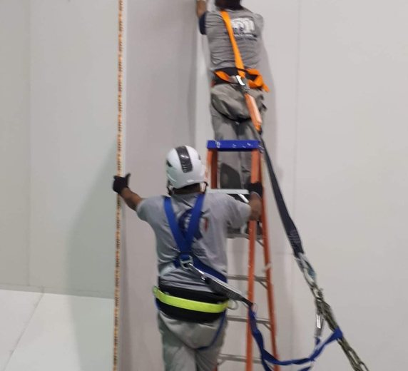 Montagem de painéis de sala limpa