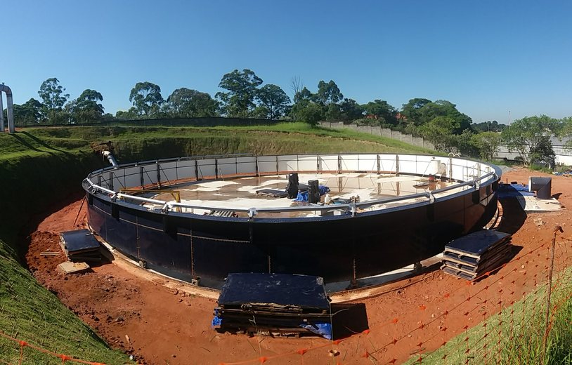 Reservatório metálico em montagem, panorâmica do canteiro