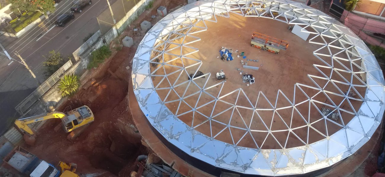 Domo geodésico de reservatório metálico em montagem, vista aérea